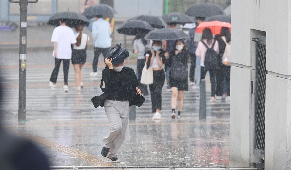 서울지역에 비가 내린 6월 9일 오후 서울 서대문구 연세대학교에서 한 시민이 가방으로 비를 막으며 뛰어가고 있다. (사진=연합뉴스)