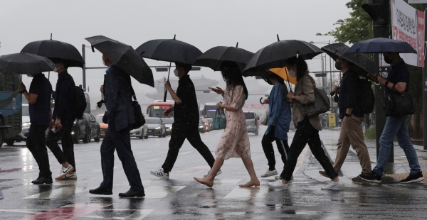 비가 내린 15일 오전 서울 광화문역 인근에서 시민들이 우산을 쓰고 길을 걷고 있다.(사진=연합뉴스)