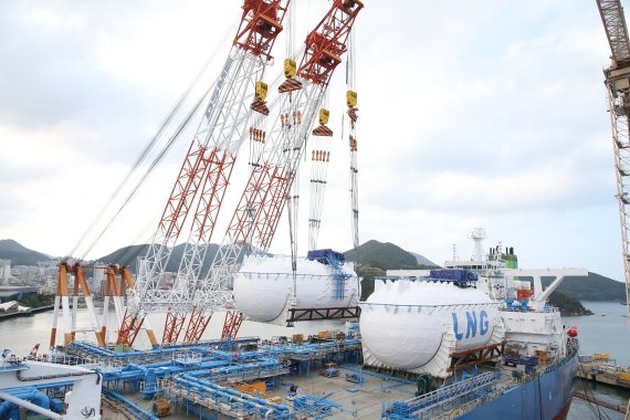 대우조선해양이 포스코와 10여년간의 연구개발 끝에 성공한 고망간강 소재 LNG연료탱크를 선박에 탑재하고 있다 (사진=대우조선해양 제공)