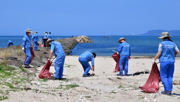 포스코케미칼 임직원 90여 명이 포항 본사 인근 청림해변에서 해양폐기물을 수거하는 환경정화 활동을 펼치고 있다 (사진=포스코케미칼)
