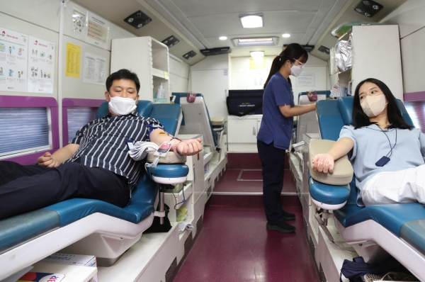DL그룹 임직원들이 돈의문 디타워에 출장한 헌혈 버스에서 헌혈을 하고 있다. (사진=DL이앤씨)