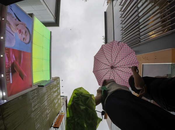 28일 오후 비가 내린 서울 명동 거리에서 시민이 우산을 쓰고 길을 지나고 있다.(사진=연합뉴스)