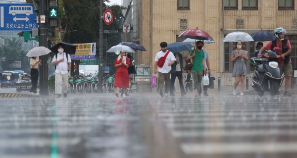 11일 오후 서울 종로구 광화문광장 네거리에 비가 쏟아지고 있다. (사진=연합뉴스)