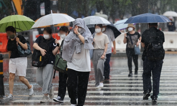 11일 오후 서울 종로구 광화문광장 네거리에 비가 쏟아지고 있다.(사진=연합뉴스)