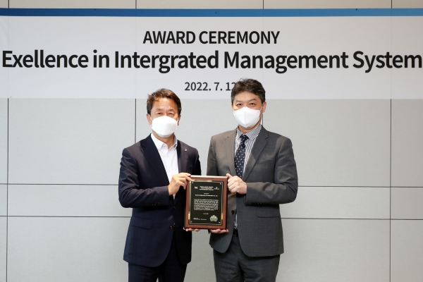 백정완 대우건설 대표이사(왼쪽)가 임성환 BSI Group Korea 대표로부터 12일 통합경영시스템 인증 우수기업 어워드를 수여받았다. (사진=대우건설)