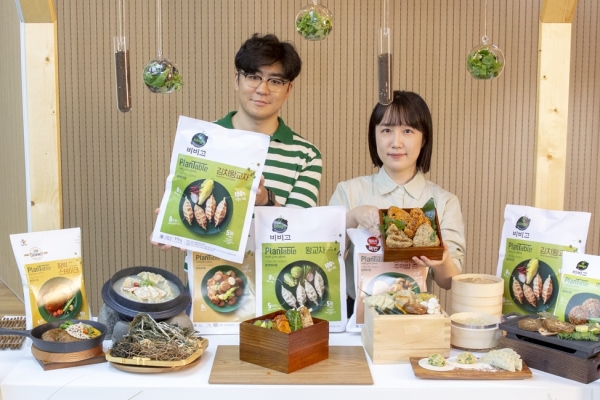 CJ제일제당 100% 식물성 식품 플랜테이블 김치왕교자와 주먹밥을 선보이고 있다. 사진=CJ제일제당
