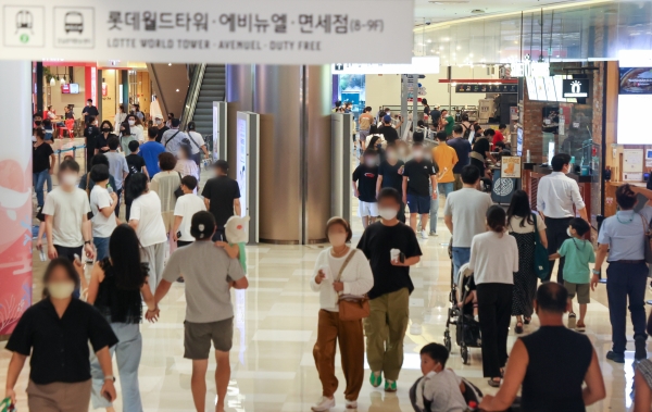 습한 무더위 피해 실내로, 붐비는 대형 쇼핑몰 (사진=연합뉴스)