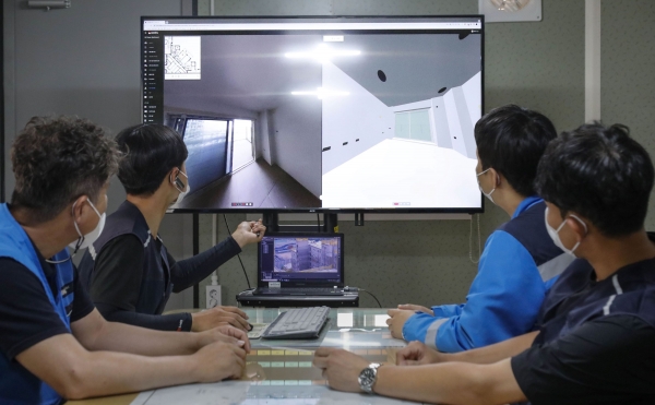 DL이앤씨 직원들이 AI 기반의 컴퓨터 비전 기술과 360도 카메라를 활용한 현장관리 솔루션인 '디비전(D.Vision)'을 통해 시공 품질 관리를 진행하고 있다. (사진=DL이앤씨)