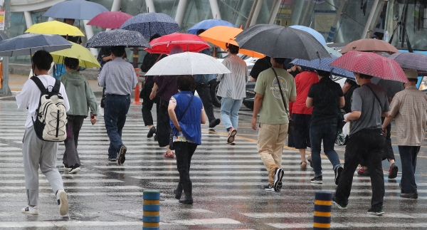 많은 비, 우산 행렬 (사진=연합뉴스)