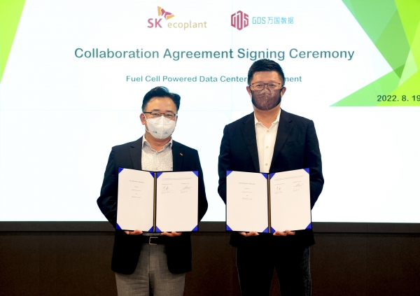 사진은 박경일 SK에코플랜트 사장(왼쪽)과 황 웨이 GDS 회장이 협약서를 들고 기념촬영을 하고 있는 모습. (사진=SK에코플랜트)