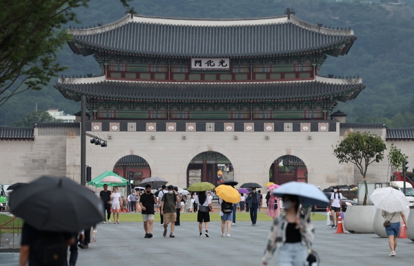 광화문 앞 우산 쓴 시민들 (사진=연합뉴스)