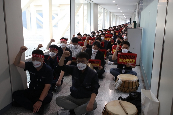 지난 1일 산업은행 직원 약 400명이 서울 여의도 본점 내 강석훈 회장 집무실 앞에서 항의집회를 진행하고 있다. (사진=전국금융산업노동조합 제공)