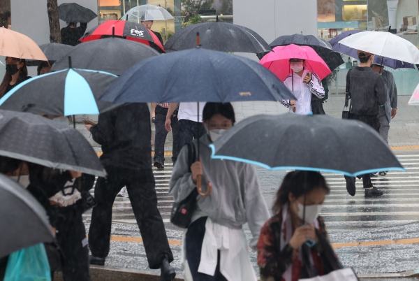 제11호 태풍 힌남노가 북상 중인 5일 오후 서울 마포구 홍대입구 인근에서 시민들이 우산을 쓰고 걸어가고 있다 (사진=연합뉴스)