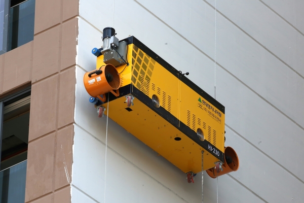 현대엔지니어링이 개발한 '외벽도장로봇'이 힐스테이트 세운 센트럴 현장에서 파일럿테스트를 진행 중이다. (사진=현대엔지니어링)