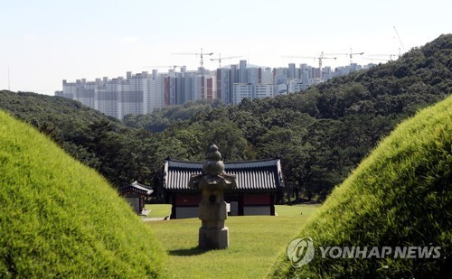 김포 장릉 사이로 보이는 신축 아파트 단지 (사진=연합뉴스)