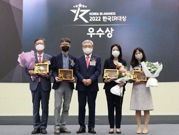 롯데칠성음료가 지난 22일 서울 여의도 한국거래소에서 열린 ‘2022 한국IR대상 시상식’에서 코스피 시장 기업부문 우수상을 수상했다. 사진=롯데칠성