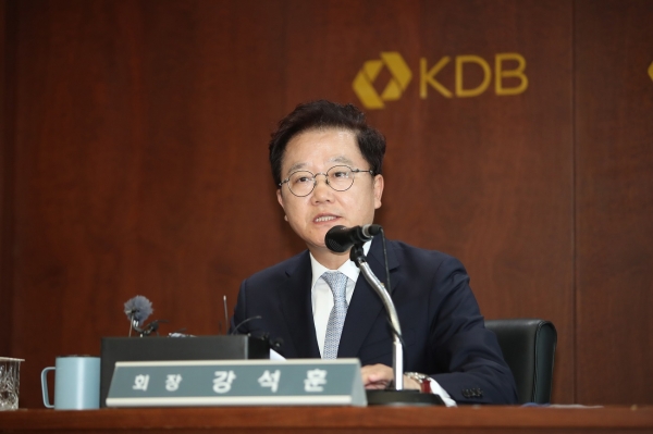 강석훈 KDB산업은행 회장이 26일 서울 여의도 산은에서 열린 기자간담회에서 브리핑하고 있다. (사진=KDB산업은행 제공)