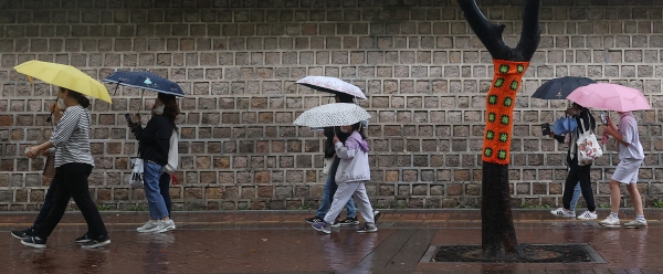 중부지방에 비가 예보된 3일 오전 서울 중구 덕수궁 인근에서 시민들이 우산을 쓴 채 이동하고 있다. (사진=연합뉴스)