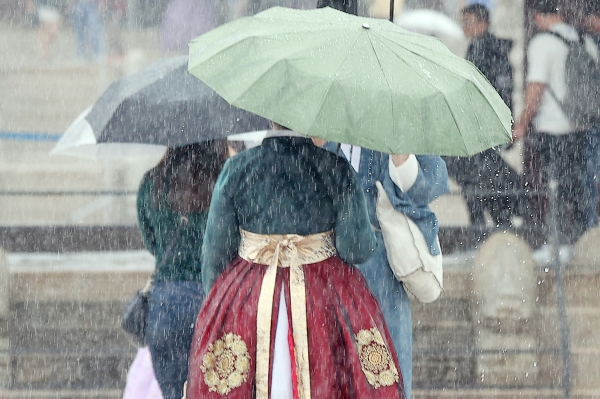 3일 오전 비 내리는 경복궁. 한복을 입은 시민들이 우산을 쓰고 있다. (사진=연합뉴스)