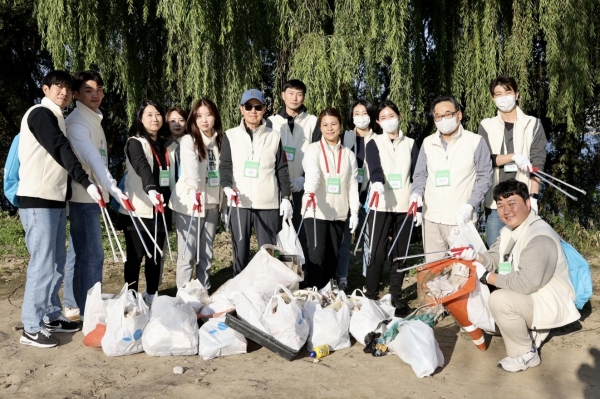 김윤(왼쪽에서 여섯번째) 삼양홀딩스 회장이 지난 20일 서울 한강 시민공원 일대에서 플로깅 활동을 펼치고 있다. 사진=삼양그룹