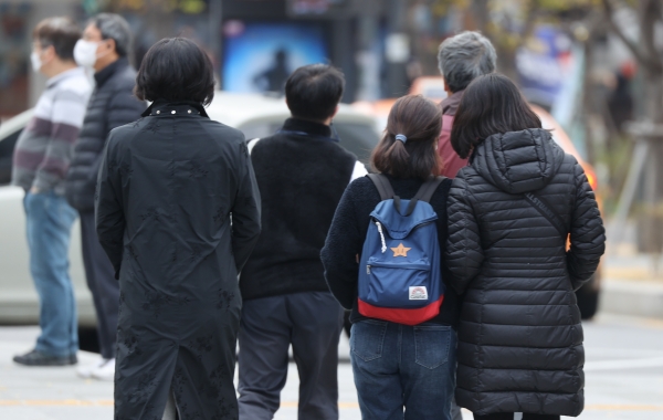 기온이 다시 내림세에 접어든 3일 서울 광화문광장 일대에 시민들이 두꺼운 옷차림으로 발걸음을 재촉하고 있다(사진=연합뉴스)