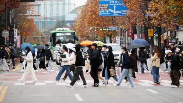 우산 쓴 시민들 (사진=연합뉴스)