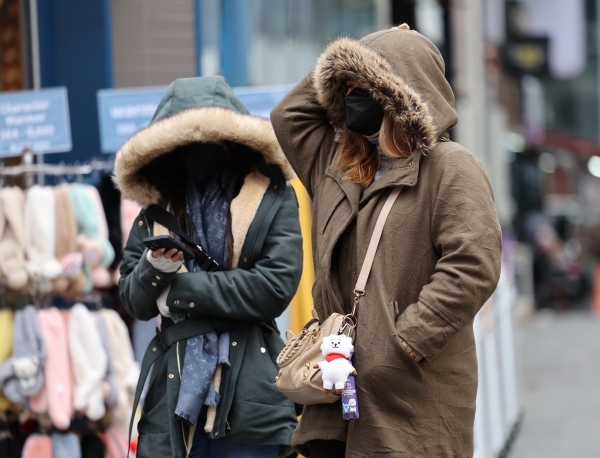 서울 명동 거리에서 시민들이 두꺼운 옷차림을 한 채 걸어가고 있다.(사진=연합뉴스)