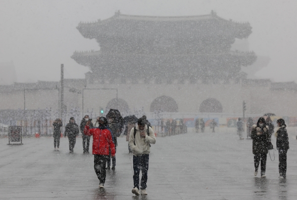 13일 광화문광장에 많은 눈이 내리고 있다. (사진=연합뉴스)