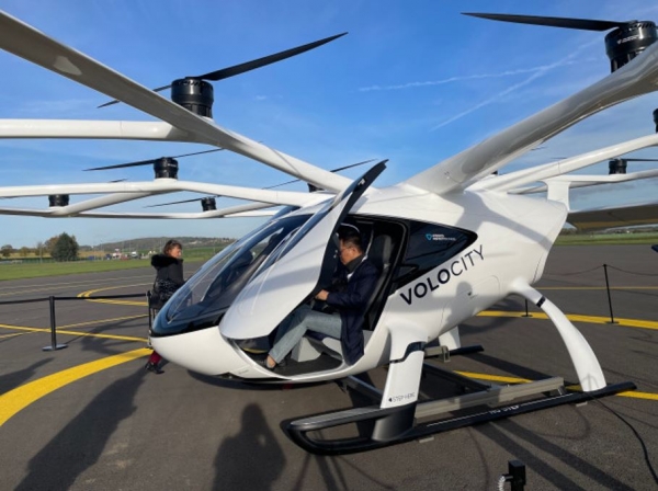 롯데건설 관계자가 볼로콥터가 개발한 수직이착륙기 '볼로시티'를 탑승해 실내를 체험하고 있는 모습 (사진=롯데건설)