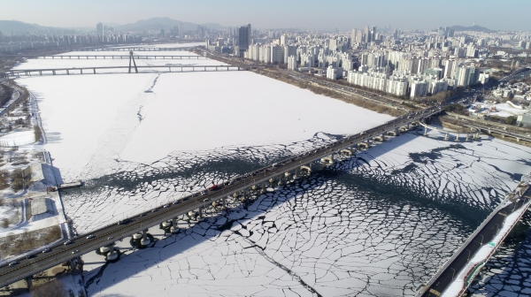 12월 28일 서울 광나루한강공원 일대 한강이 눈으로 하얗게 덮여 있다.(사진=연합뉴스)