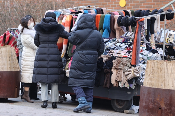 한파에 방한용품 구매하는 시민들 (사진=연합뉴스)