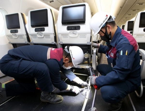 아시아나항공 직원들이 화물전용기로 개조했던 여객기에 다시 좌석을 설치하고 있다 (아시아나항공 제공)