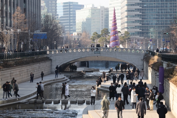 포근한 날씨가 이어진 12일 점심시간 서울 청계천에서 시민들이 산책하고 있다.(사진=연합뉴스)