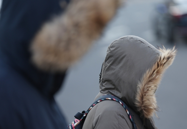 다시 겨울 한파가 찾아온 27일 오전 두꺼운 옷차림을 한 출근길 시민들이 광화문네거리를 지나고 있다.(사진=연합뉴스)