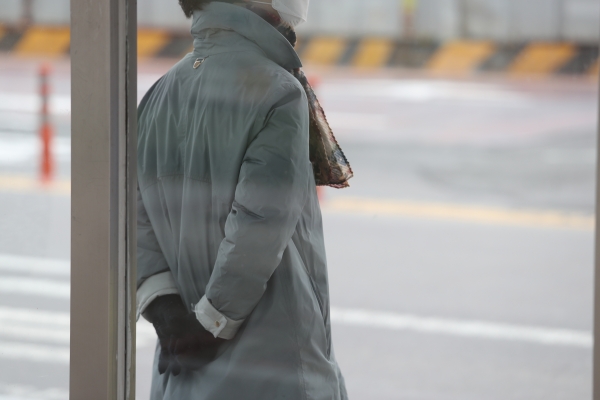 추위에 꽁꽁 싸맨 시민 (사진=연합뉴스)