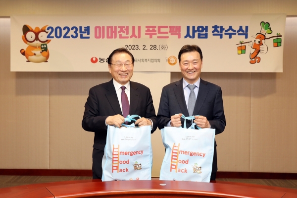 (오른쪽부터) 이병학 농심 대표이사, 김성이 한국사회복지협의회 회장. 사진=농심
