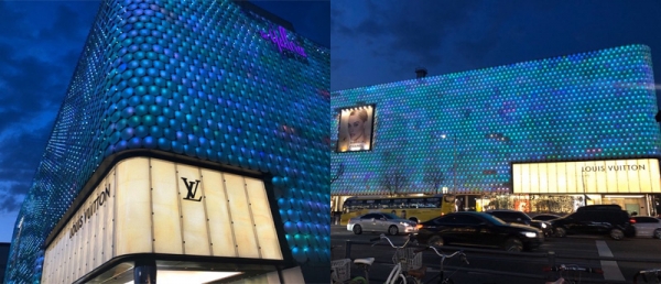 2021년 세계 자폐인의 날을 맞아 블루라이트 캠페인에 참여했던 서울 갤러리아명품관 전경