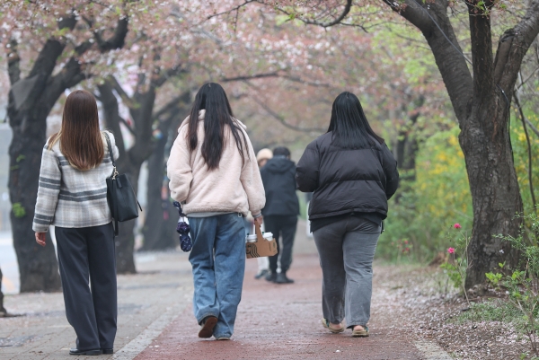 6일 오후 서울 여의도 윤중로에서 두꺼운 외투를 입은 시민들이 이동하고 있다.(사진=연합뉴스)