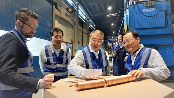 구자은(가운데) LS그룹 회장이 독일 L&K 공장을 방문해 영업 담당 직원으로부터 핵심 제품인 무산소동봉(Oxygen Free Copper Rod)에 대한 설명을 듣고 있다 (사진=LS그룹 제공)