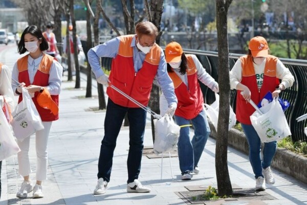 지난해 4월, SK이노베이션 김준 부회장(왼쪽에서 두 번째)과 신입사원들이 서울 종로구 일대에서 산해진미 활동을 펼쳤다 (사진=SK이노베이션)
