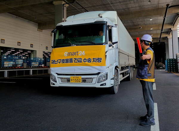 이마트24가 강릉 산불 피해지역에 구호물품을 전달했다. 사진=이마트24