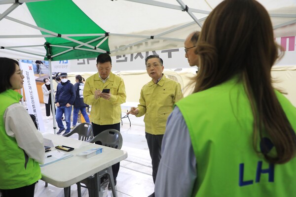 이한준 LH사장(가운데)이 임시 대피소가 마련된 강릉 아레나에서 산불피해상황과 주거지원 대책을 점검하고 있다. (사진=LH)