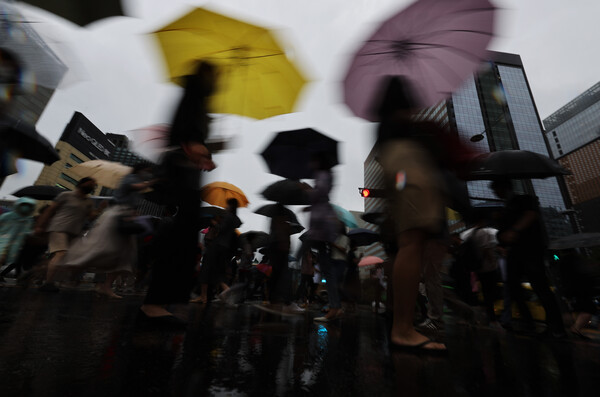 장맛비가 계속된 30일 우산을 쓴 시민들이 서울 광화문 사거리를 지나고 있다. (사진=연합뉴스)