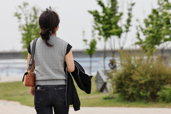 전국 대부분 지역 낮 기온이 25도 내외로 오른 2일 오후 서울 여의도한강공원을 찾은 시민이 겉옷을 들고 이동하고 있다.(사진=연합뉴스)