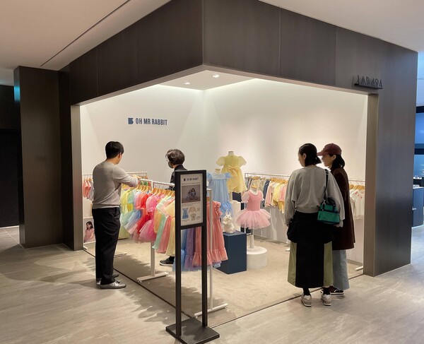 서울 갤러리아명품관 ‘오미스터래빗’ 팝업스토어에서 고객들이 옷을 보고 있는 모습. 사진=갤러리아