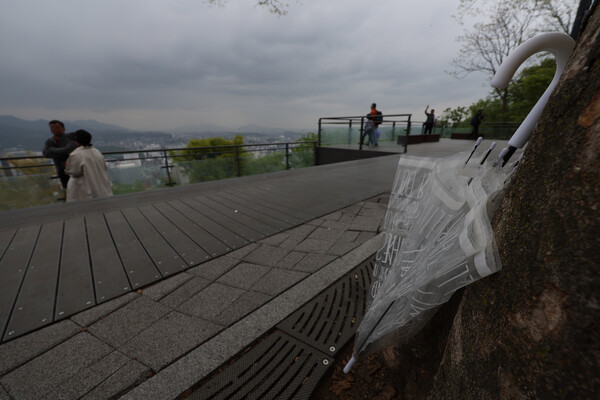 우산과 흐린 하늘(사진=연합뉴스)
