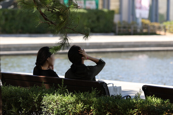  서울 한낮 기온이 29도까지 오르며 더운 날씨를 보인 19일 오후 시민들이 서울 용산구 전쟁기념관 나무 그늘에서 휴식하고 있다.(사진=연합뉴스)