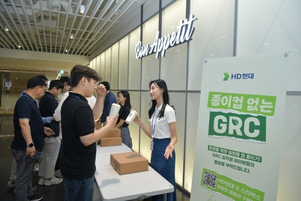 HD현대의 경기 성남 판교 신사옥 글로벌R&D센터 3층에 문을 연 ‘종이컵 없는 GRC 팝업스토어’를 찾은 HD현대 임직원들의 모습. HD현대 제공