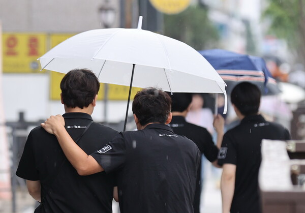 소나기에 우산 쓴 시민들 (사진=연합뉴스)