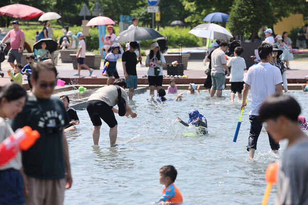 서울 등 중부내륙에 폭염주의보가 발령된 18일 오후 서울 여의도물빛광장에서 어린이 및 시민들이 물놀이를 즐기고 있다.(사진=연합뉴스)